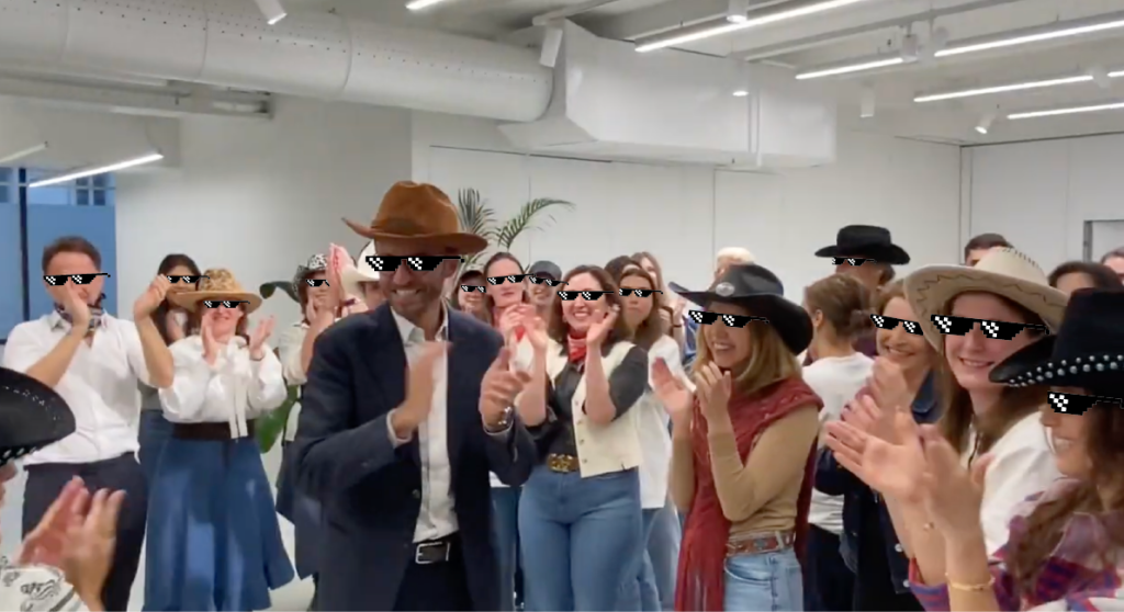 Célébration à la fin du flashmob Louis Vuitton