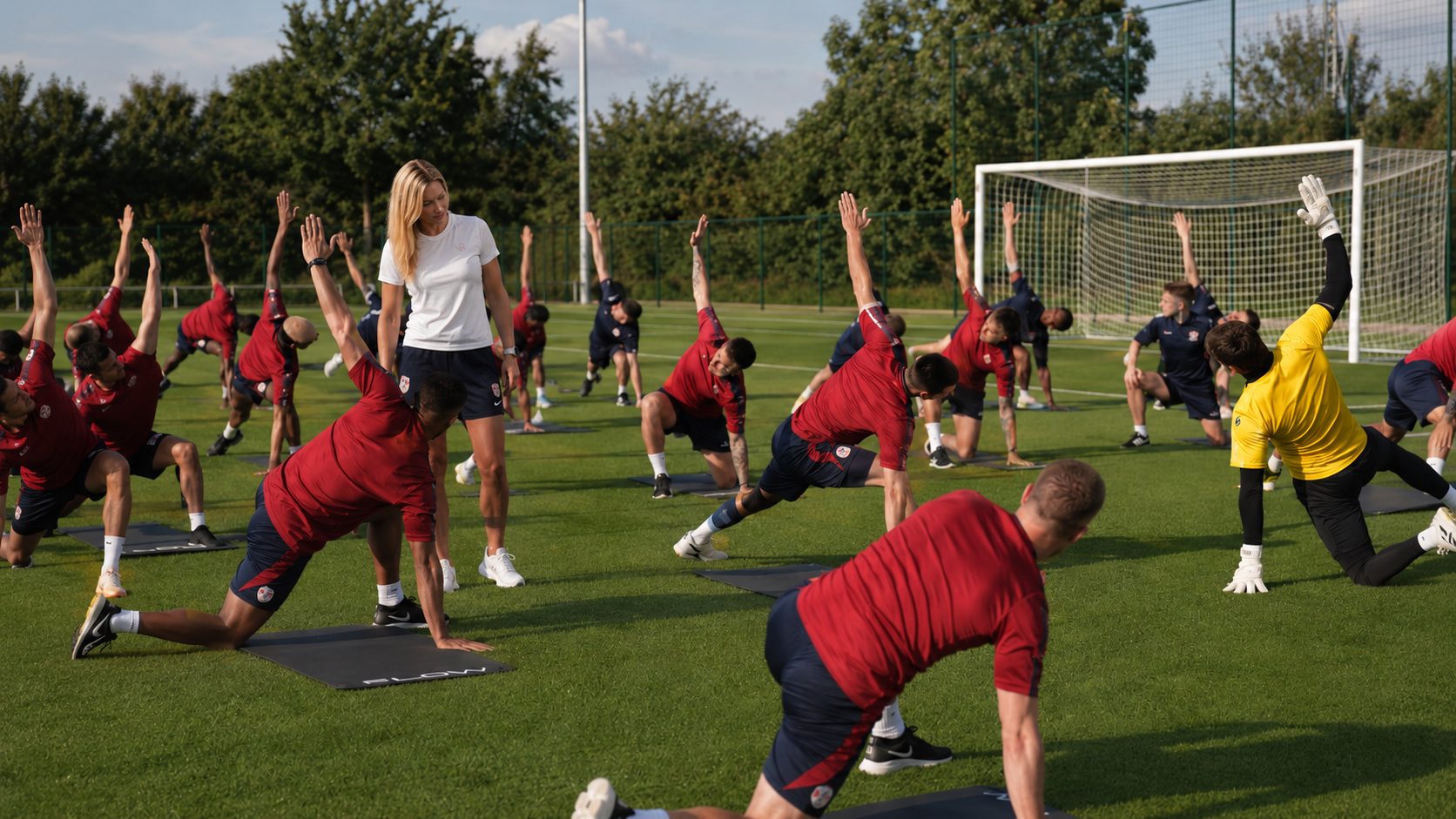 Gabrielle Eychenne anime un atelier de Pilates et de préparation physique avec une équipe de football