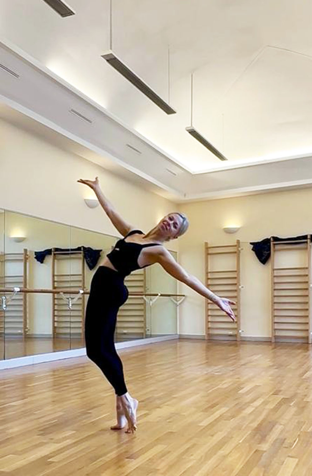 Gabrielle Eychenne professeure de Pilates en mouvement dans une salle de pratique