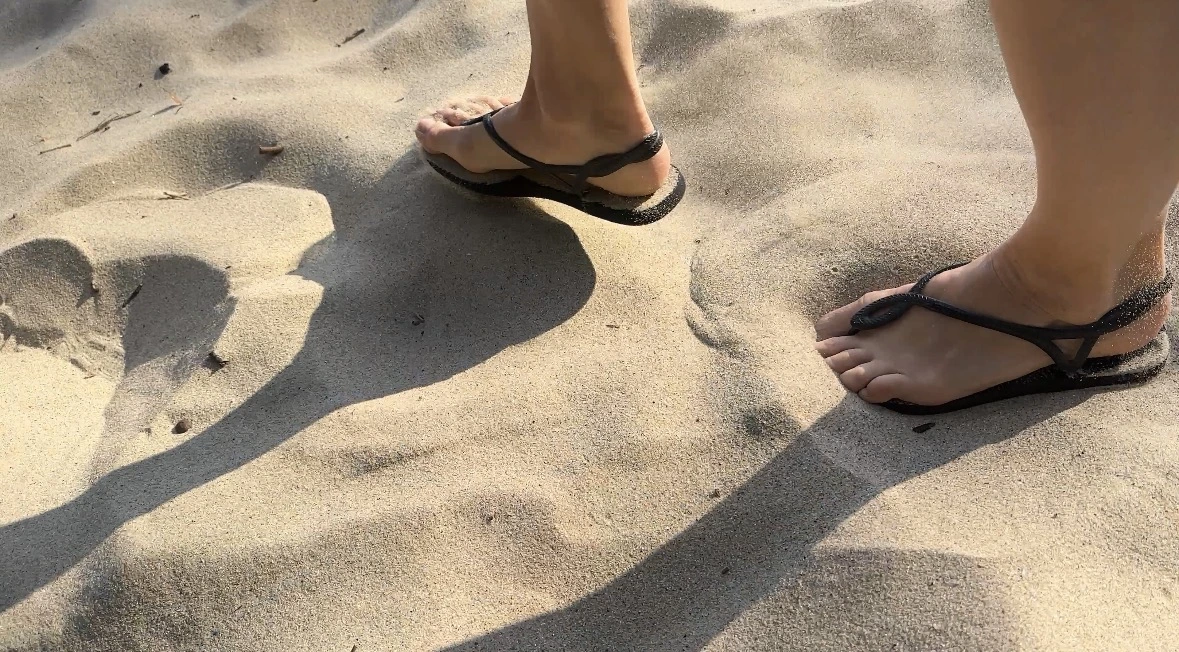 Les pieds de Gabrielle Eychenne prennent appui dans le sable pour travailler l’ancrage en Pilates