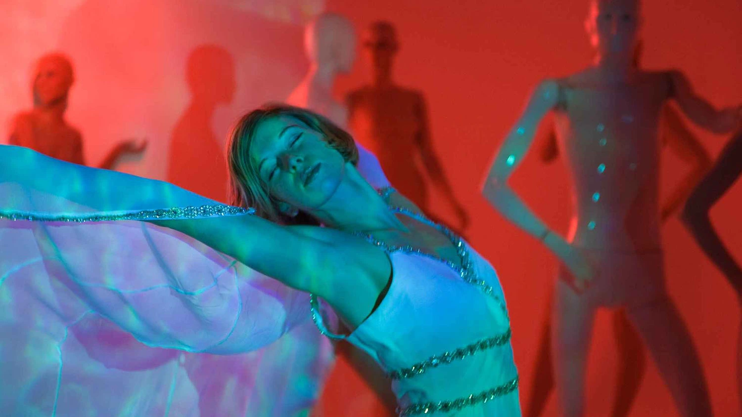 Gabrielle Eychenne interprète une chorégraphie disco au sol sous des lumières colorées