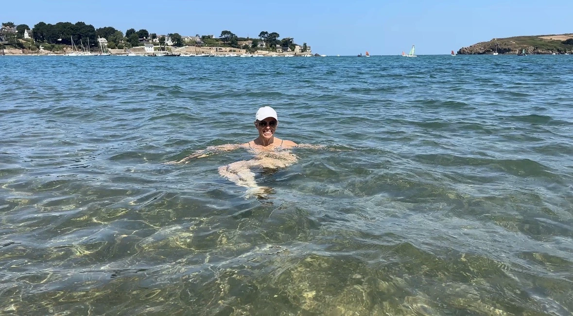 Gabrielle Eychenne réalise des mouvements de mobilité et de torsion du bassin dans la mer