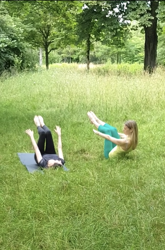 Gabrielle Eychenne accompagne une personne lors d’une séance individuelle en extérieur