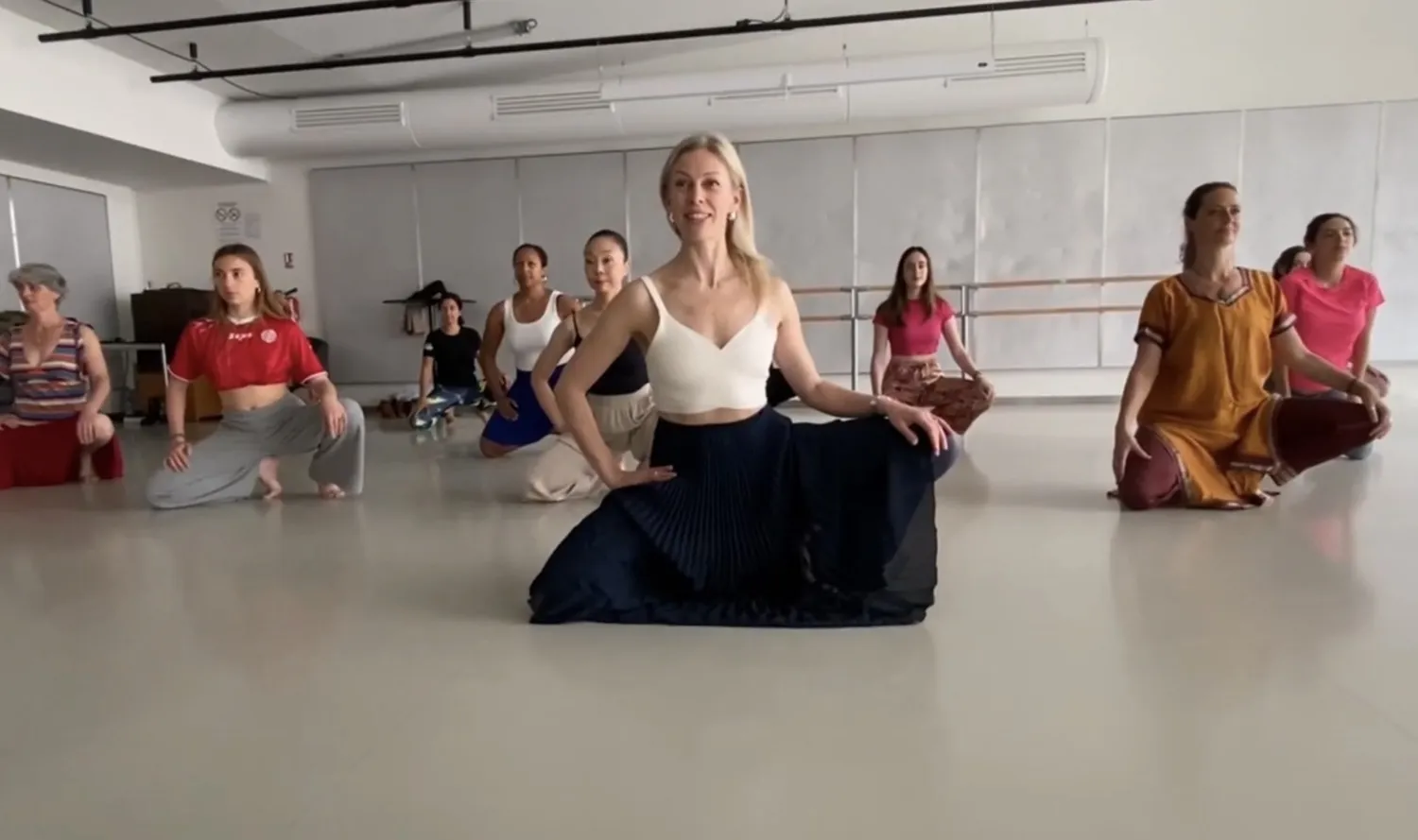 Gabrielle Eychenne anime un cours de danse Bollywood accessible à des participants de tous niveaux