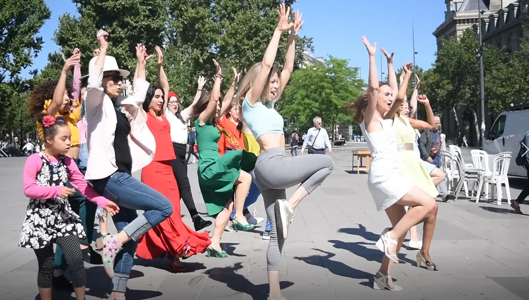 Flash mob Bollywood créé par Gabrielle Eychenne lors d’un événement collectif réunissant des participants de tous niveaux