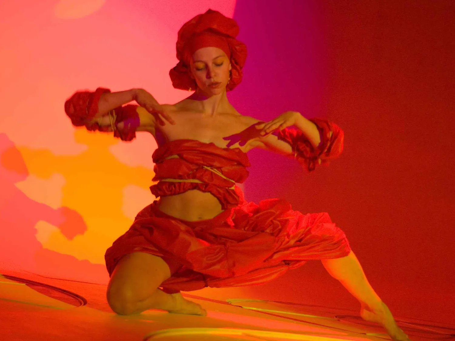 Gabrielle Eychenne interprétant une danse inspirée du Bollywood lors d’une création chorégraphique sur scène