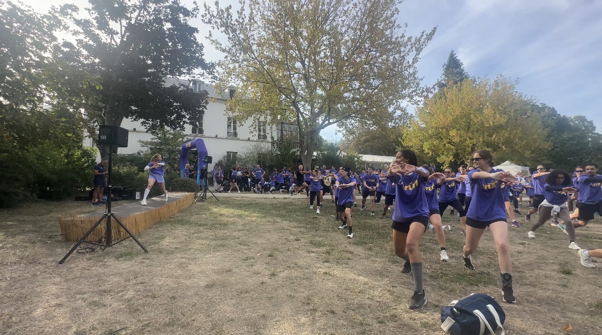 Échauffement collectif animé par Gabrielle Eychenne lors de la LV Run