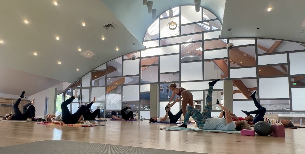 Gabrielle Eychenne corrige une participante lors d’un cours de Pilates aux Pyramides de Marly-le-Roi